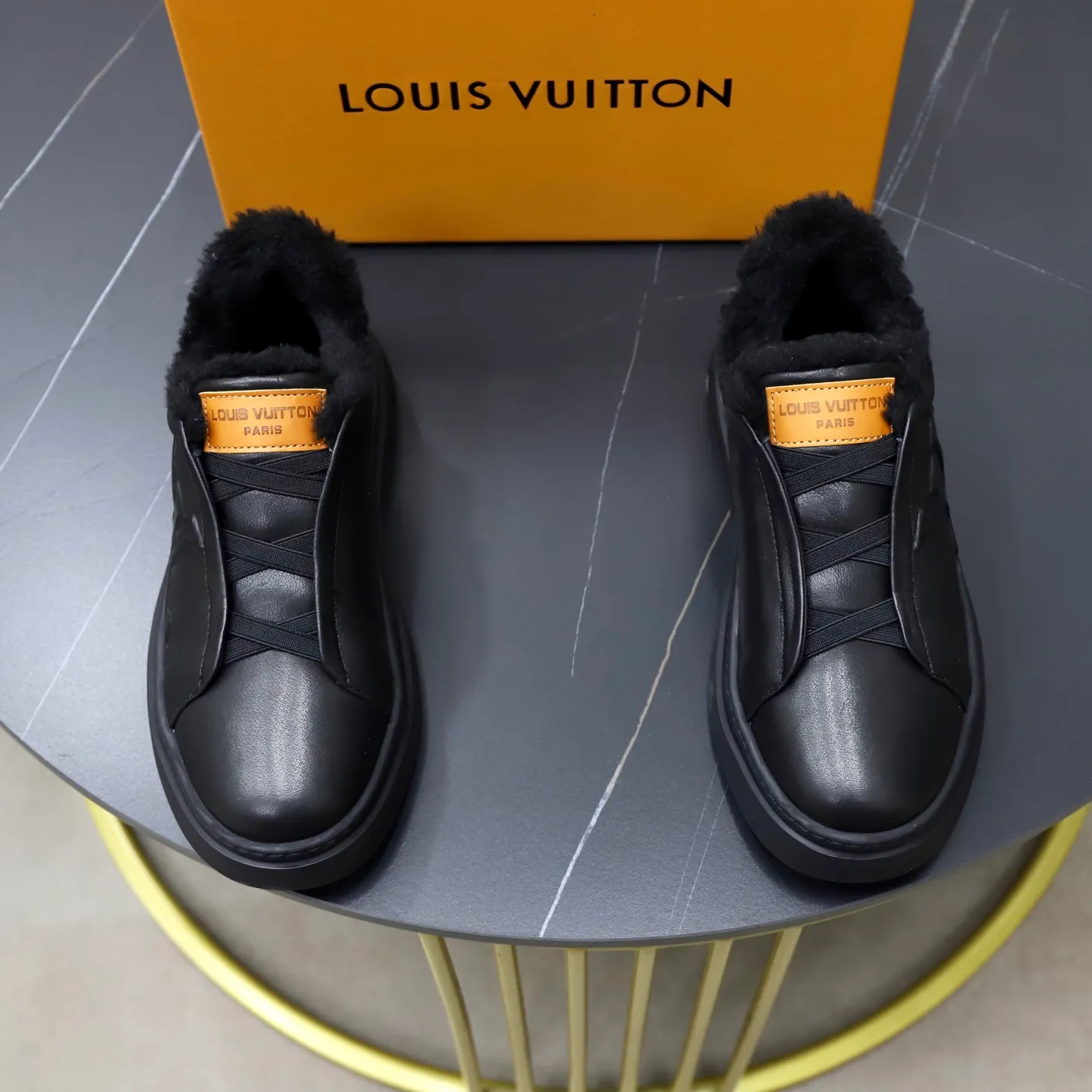 Ex-factory price: 500💰🙅‍♂️🙅‍♂️🙅‍♂️ Brand: LV Louis Vuitton Standard code: 38-44 (45 customized) Grade: Same as the official website Material: Original cowhide fabric Comfortable and warm wool lining Increased lightness, wear-resistant and soft outsole Style category: Men's fashionable casual shoes Running sneakers Distinguished luxury brand elements Top luxury Color: actual picture color